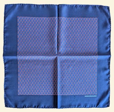 une pochette en soie bleue à motifs roses et bleus