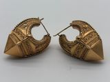 une paire de boucles d'oreilles dorées aux motifs raffinés