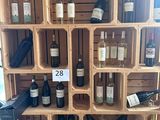 de nombreuses bouteilles de vin sur les étagères du magasin