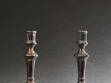 une paire de bougeoirs anciens en argent sur fond gris