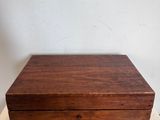 une vieille boîte en bois posée sur une table