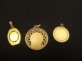 trois pendentifs en or sur fond noir