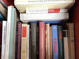 beaucoup de livres posés sur une chaise rouge