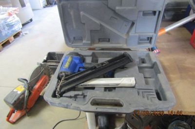une boîte à outils qui contient tout un tas d'outils