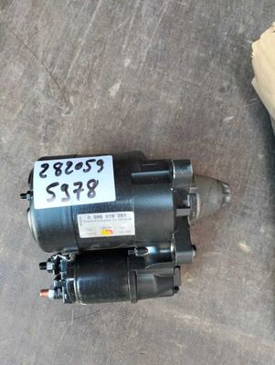 une photo d'un moteur de ventilateur et d'un moteur de ventilateur posé par terre