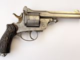 gros plan d'un revolver sur une surface blanche