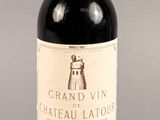 une bouteille de vin posée sur une table