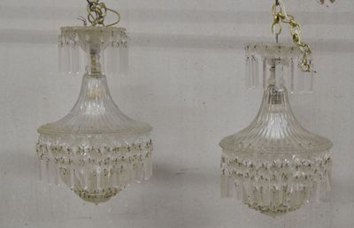 deux lustres en verre suspendus au plafond