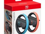 deux manettes Nintendo Wii dans une boîte contenant un volant