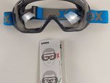 une image représentant une paire de lunettes de ski et une paire de bouchons d'oreille