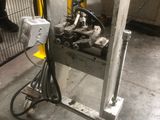 une machine posée sur un chariot dans un entrepôt