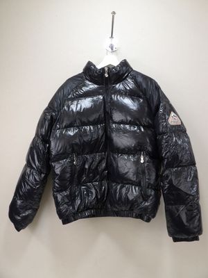 une veste noire accrochée au mur à côté d'un cintre