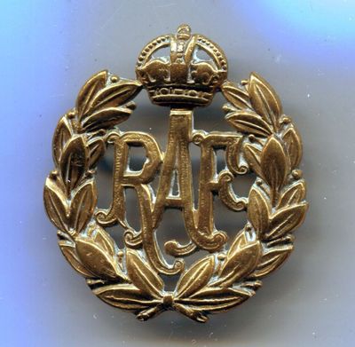 un gros plan d'un insigne orné d'une couronne