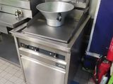 une cuisine équipée d'une cuisinière, d'un évier et d'un four