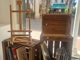deux caisses en bois, sur lesquelles sont posés des livres, sous un porche