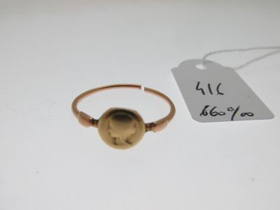 Gros plan sur une bague en or portant une étiquette