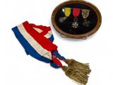 deux médailles et une médaille sur fond blanc