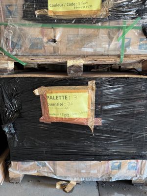 une pile de boîtes emballées dans du plastique