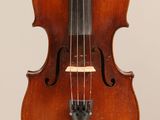 un vieux violon avec un archet accroché à son dos