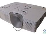 une image représentant un projecteur sur lequel est posé un autre projecteur