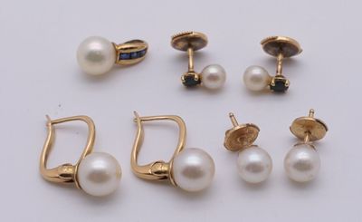 quatre paires de boucles d'oreilles en perles et une paire de boucles d'oreilles en or