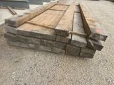 plusieurs morceaux de bois sont empilés sur un parking