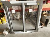 deux portes vitrées au milieu d'une pièce
