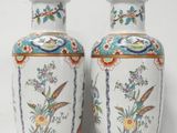 deux vases posés côte à côte sur une surface blanche
