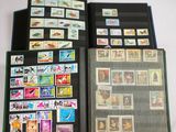 beaucoup de timbres sur les pages d'un livre