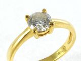 une image d'une bague en diamant sur une surface blanche