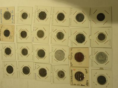 beaucoup de vieilles pièces de monnaie sur la table