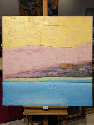 un tableau posé sur un chevalet dans une pièce