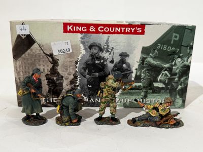 Les figurines représentant le roi et l'armée nationale sont exposées devant une vitrine