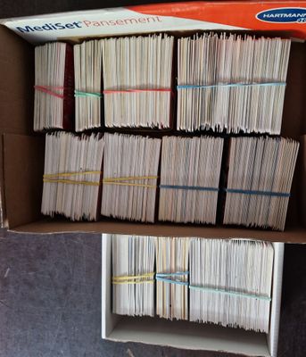 2 boîtes contenant 1 lot d'environ 680 télécartes de France …