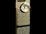 une horloge posée sur une boîte