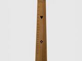 une image représentant un instrument en bois à long manche sur fond blanc