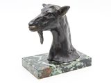 sculpture représentant une tête de cheval sur un socle en marbre, sur fond blanc