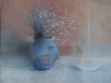 un tableau représentant un vase bleu contenant des fleurs
