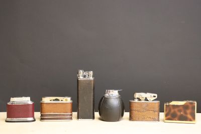 Plusieurs briquets sont alignés sur une table