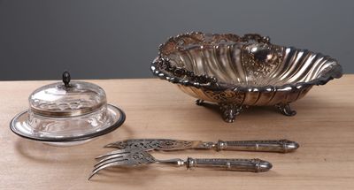 Ensemble de vaisselle en métal argenté comprenant :