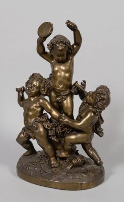 une image représentant une statue en bronze de trois enfants jouant avec un ballon