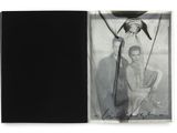 photographie en noir et blanc d'un homme avec un oiseau sur la tête
