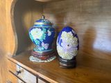 deux vases posés l'un à côté de l'autre sur une étagère en bois