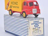 un camion jouet posé sur une boîte
