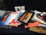 beaucoup de livres posés sur une chaise