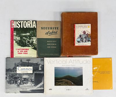 plusieurs livres sont posés sur une surface blanche avec un fond blanc