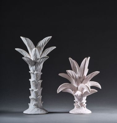 deux vases blancs placés l'un à côté de l'autre