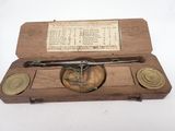 une boîte en bois sur laquelle est posé un compas