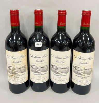 trois bouteilles de vin rouge sont alignées sur une table