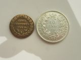deux pièces de monnaie placées l'une à côté de l'autre sur une table